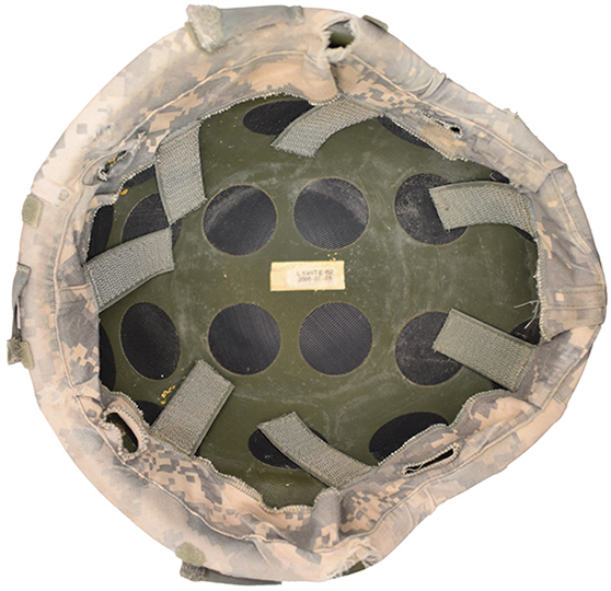 Bombe avec couvre-casque maintenu par ses languettes velcro.