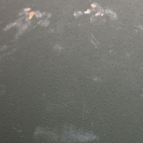 Peinture finement textur&eacute;e.