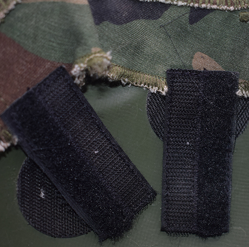 Bandes velcro de maintien, noter la face astrakan/velours.