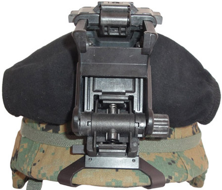 Vue de face du support des lunettes de vision nocturne. Vue de face du support des lunettes de vision nocturne.