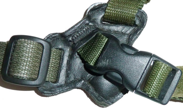 Jugulaire fermée. Jugulaire fermée.