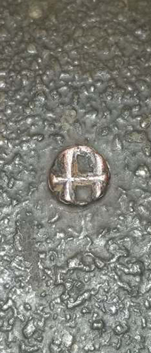 Tête de rivet maté en quadrillage. Tête de rivet maté en quadrillage.