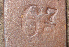 Marquage taille sur sangle en cuir. Marquage taille sur sangle en cuir.