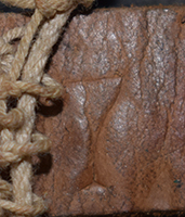 Marquage taille sur sangle en cuir. Marquage taille sur sangle en cuir.