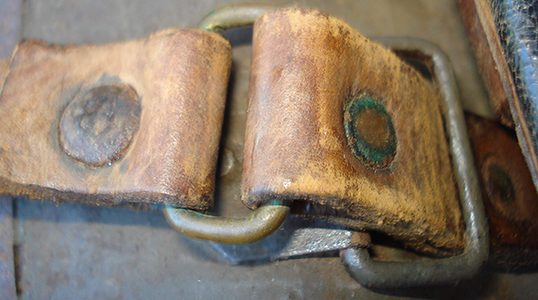 Détails maintien par rivet fendu. Détails maintien par rivet fendu.