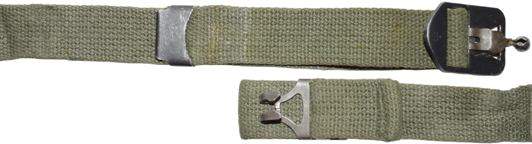 Strap, Chin, Cotton Webbing, For Helmet Soldier's Steel, M-1, Type II M1965 - vue à plat (envers/revers). Strap, Chin, Cotton Webbing, For Helmet Soldier's Steel, M-1, Type II - vue à plat (envers/revers).