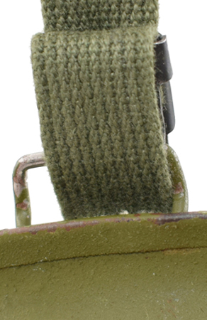 Détails passage extrémité de la jugulaire avec pression. Détails passage extrémité de la jugulaire avec pression.