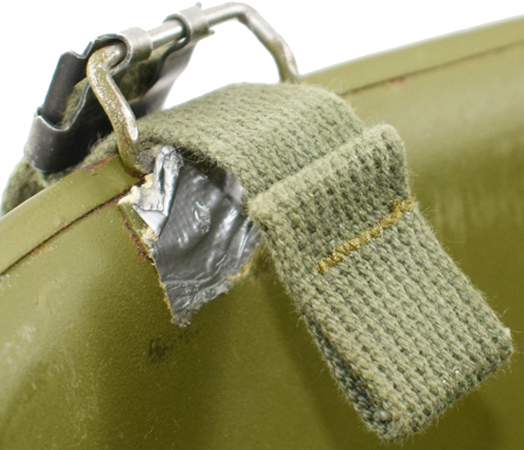 Détails passage extrémité de la jugulaire avec pression. Détails passage extrémité de la jugulaire avec pression.