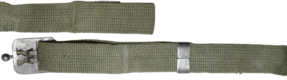 Strap, Chin, Cotton Webbing, For Helmet Soldier's Steel, M-1, Type II M1965 - vue à plat (envers/revers). Strap, Chin, Cotton Webbing, For Helmet Soldier's Steel, M-1, Type II M1965 - vue à plat (envers/revers).