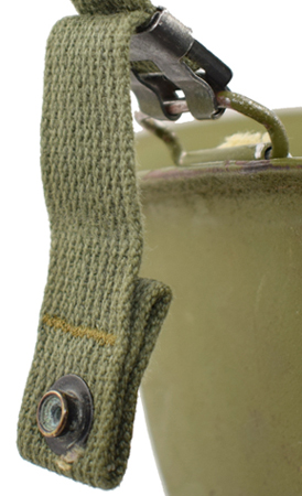 Détails passage extrémité de la jugulaire avec pression. Détails passage extrémité de la jugulaire avec pression.