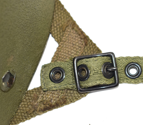 Maintien de la mentonnière sur boucle à ardillon et positionnement. Maintien de la mentonnière sur boucle à ardillon et positionnement.