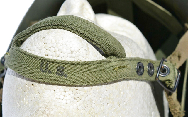 Maintien de la mentonnière sur boucle à ardillon et positionnement. Maintien de la mentonnière sur boucle à ardillon et positionnement.