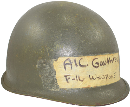 Vue de biais - exemplaire repeint. Vue de biais - exemplaire repeint.