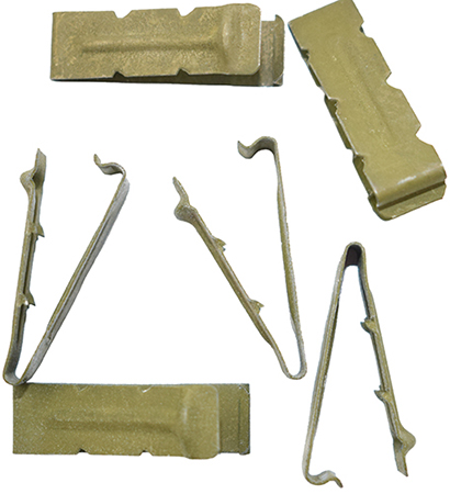 Clips métalliques de maintien.