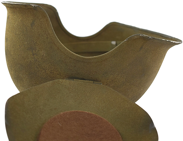 Détails échancrures latérales.