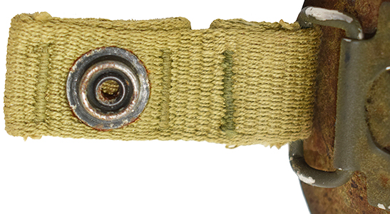 Partie avec bouton pression femelle de fermeture.