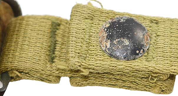 Fermeture par bouton pression.