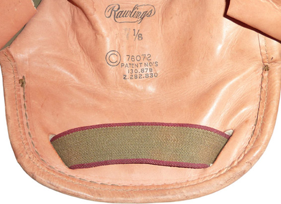 Vue intérieure du couvre-nuque, passage de la sangle élastique et marquage fabricant. Vue intérieure du couvre-nuque, passage de la sangle élastique et marquage fabricant.