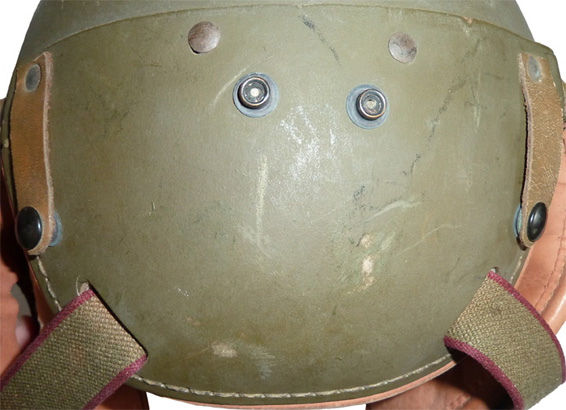 Couvre-nuque, sangle élastique solidarisée aux volets latéraux. Couvre-nuque, sangle élastique solidarisée aux volets latéraux.