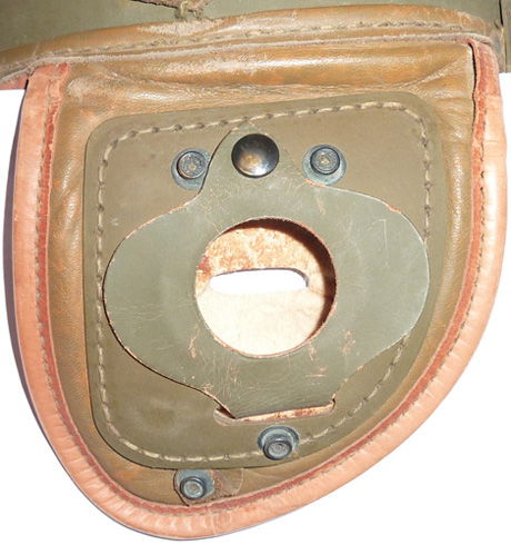 Volet latéral, rabat de maintien d'écouteur fermé. Volet latéral, rabat de maintien d'écouteur fermé.