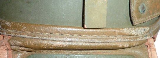 Couture de maintien du volet : une ligne de couture typique du fabricant Rawlings. Couture de maintien du volet : une ligne de couture typique du fabricant Rawlings.