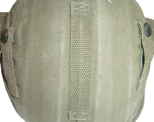 Arrière de la bombe et ses trois sangles de maintien. Arrière de la bombe et ses trois sangles de maintien.