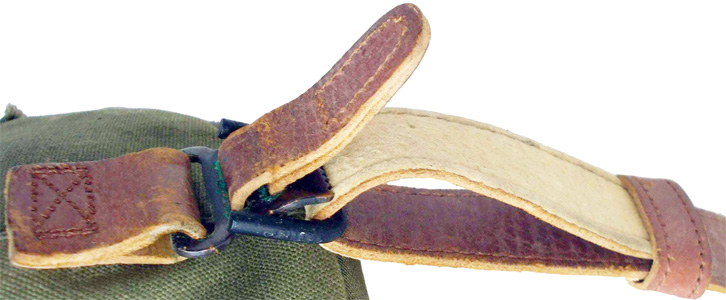 Jugulaire fermée. Jugulaire fermée.