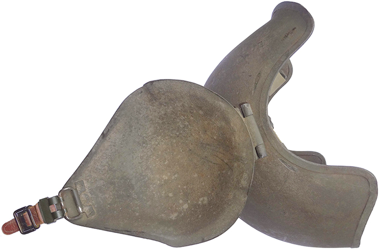 Détails échancrures latérales. Détails échancrures latérales.