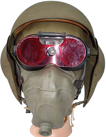 Serre-tête, masque à oxygène et lunettes de protection. Serre-tête, masque à oxygène et lunettes de protection.