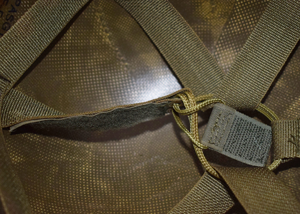 Revers avec bande auto-agrippante de réglage. Revers avec bande auto-agrippante de réglage.