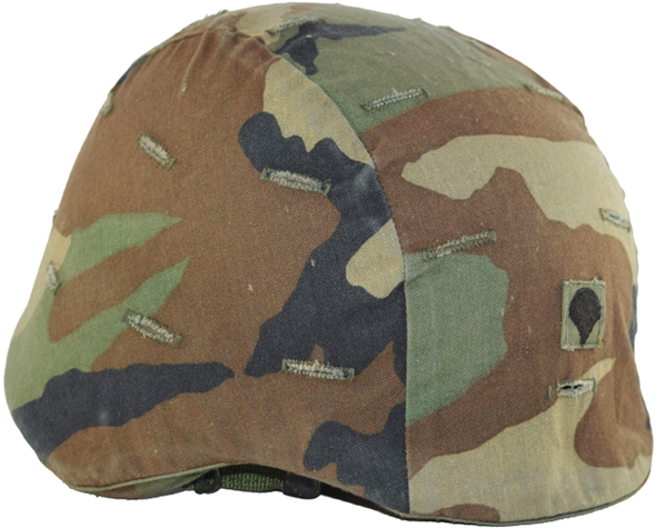 Couvre-casque en place. Couvre-casque en place.