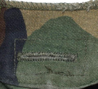 Boutonnière renforcée pour le passage de la jugulaire. Boutonnière renforcée pour le passage de la jugulaire.