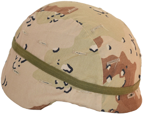 Bande élastique verte sur couvre-casque Desert pattern. Bande élastique verte sur couvre-casque Desert pattern.