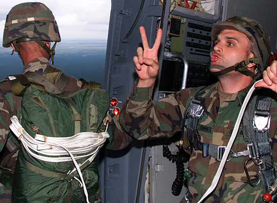 Kit pour saut en parachute du casque PASGT. Kit pour saut en parachute du casque PASGT.