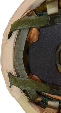 Détail passage de la bande de rétention dans le couvre-casque. Détail passage de la bande de rétention dans le couvre-casque.