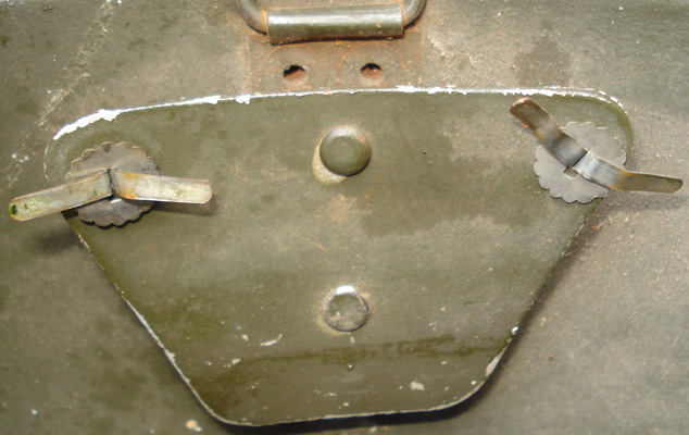 Support de coiffe trapézoïdal avec deux agrafes de fixation. Support de coiffe trapézoïdal avec deux agrafes de fixation.