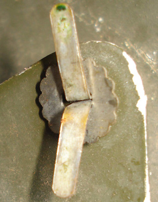 Détail agrafe. Détail agrafe.