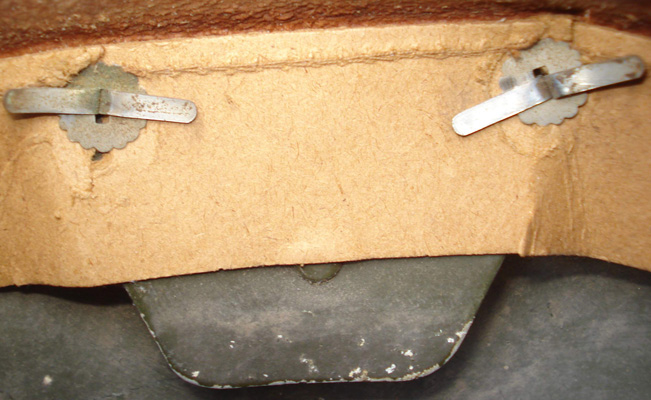 Coiffe montée, bandeau de cuir cousu sur un cerclage en carton. Coiffe montée, bandeau de cuir cousu sur un cerclage en carton.