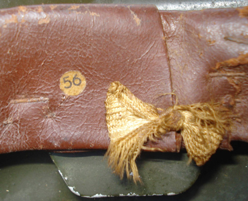 Jointure bandeau de cuir avec nœud en tissu, et étiquette de la taille. Jointure bandeau de cuir avec nœud en tissu, et étiquette de la taille.