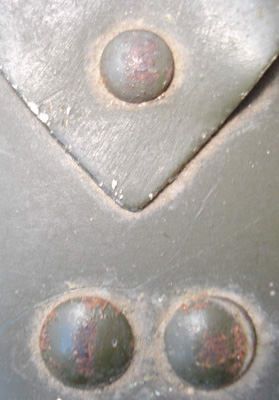 Tête de rivet support de coiffe et cimier. Tête de rivet support de coiffe et cimier.