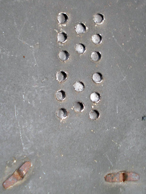 Trous d'aération, et rivets fendus du cimier. Trous d'aération, et rivets fendus du cimier.
