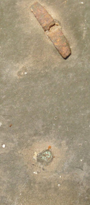 Rivet de fixation de l'insigne (supérieur). Rivet de fixation de l'insigne (supérieur).