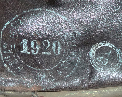 Tampon attestant une fabrication de 1920, effectuée par reconditionnement d'un modèle bleu horizon. Tampon attestant une fabrication de 1920, effectuée par reconditionnement d'un modèle bleu horizon.