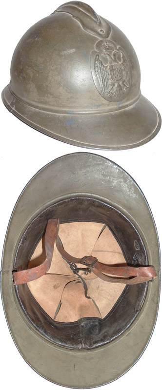 Casque Adrian modèle 15 de fabrication française. Casque Adrian modèle 15 de fabrication française.