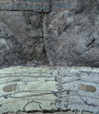 Coiffe fixée par agrafe-crampon soudée. Coiffe fixée par agrafe-crampon soudée.