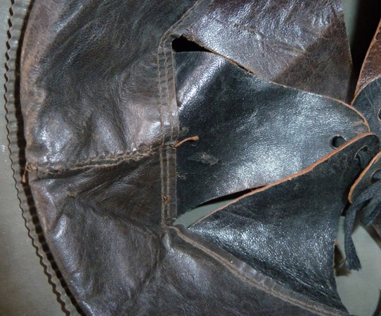 Détails assemblage des différentes parties de cuir de la coiffe. Détails assemblage des différentes parties de cuir de la coiffe.