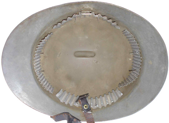 Coiffe fixée par agrafe-crampon soudée. Intérieur de la coque, munie sa garniture d'aération.