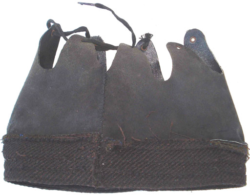 Coiffe du premier type en 1 seul morceau de cuir. Coiffe du premier type en 1 seul morceau de cuir.