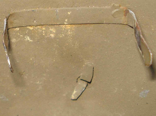 Agrafe-crampon soudée arrière. Agrafe-crampon soudée arrière.