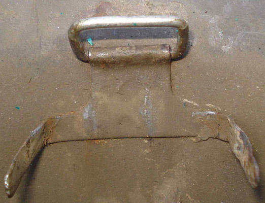 Agrafe-crampon latérale avec passant de jugulaire. Agrafe-crampon latérale avec passant de jugulaire.